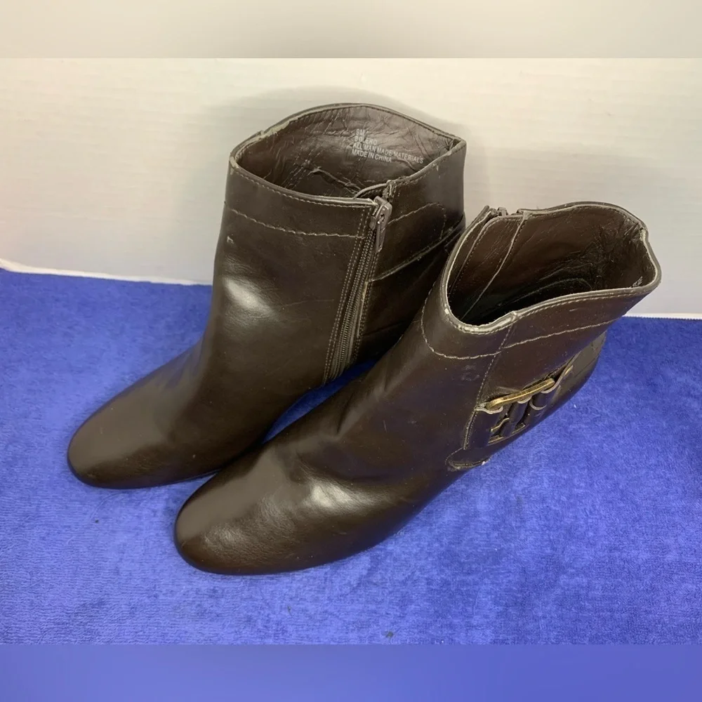 STUDIO WORKS BOLERO - BLACK SIDE BUCKLE HIGH HEEL ZIP-UP ANKLE BOOTS SIZE 9M 9M